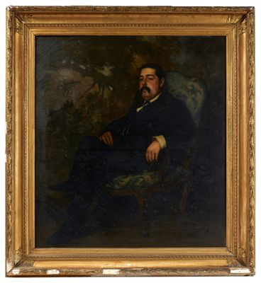 portrait d'un homme en costume bleu, assis sur une chaise