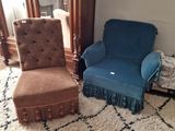 deux chaises posées sur un tapis devant un miroir