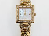 un gros plan d'une montre en or sertie de diamants sur fond blanc
