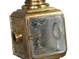 une petite lampe fixée au mur
