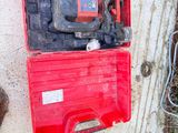 une boîte à outils rouge contenant un marteau et une paire de chaussures