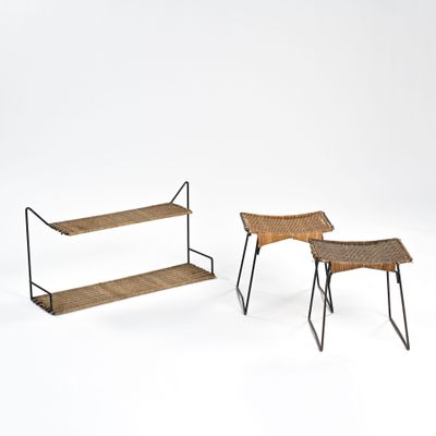 deux chaises et une table surmontée d'une étagère