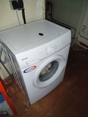 un lave-linge et un sèche-linge dans une petite pièce