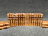 plusieurs vieux livres empilés les uns sur les autres sur une surface grise