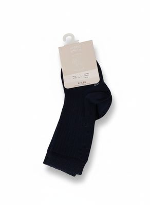 un gros plan sur une paire de chaussettes noires sur fond blanc