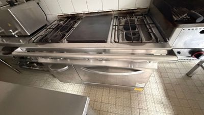 une cuisine équipée d'une cuisinière, d'un four et d'un lave-vaisselle