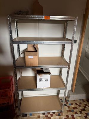 une étagère sur laquelle sont posées des boîtes, dans une pièce