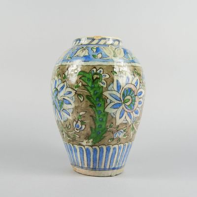 un vase bleu et blanc posé sur une surface blanche