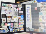 un livre ouvert avec des timbres, posé sur une table
