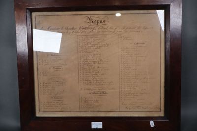 un vieux cadre en bois sur lequel figure une liste de noms