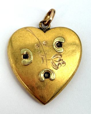 un cadenas doré en forme de cœur sur lequel est inscrit le mot « love »