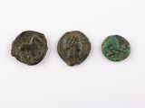 trois pièces de monnaie romaines antiques en bronze, dont l'une représente un lion et l'autre un lion