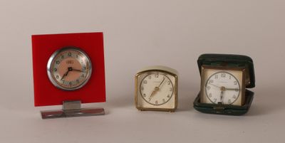 Réunion de trois réveils dont une Pendulette-réveil de voyag…
