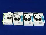 3 casques audio dans leurs boîtes, posés sur une surface bleue