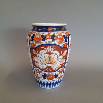 CHINE. Vase en porcelaine émaillée dans le style IMARI. Vers…