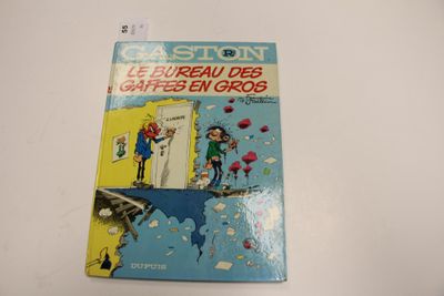 la couverture d'une bande dessinée sur laquelle figure l'image d'un homme sur un skateboard