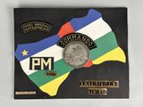 un gros plan sur une feuille de papier sur laquelle figurent une carte et une pièce de monnaie