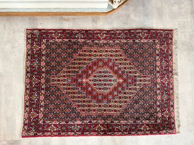 vue aérienne d'un tapis posé au sol à côté d'un radiateur
