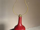 une lampe rouge posée sur une table