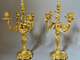 une paire de chandeliers anciens en laiton ornés de fleurs et d'oiseaux
