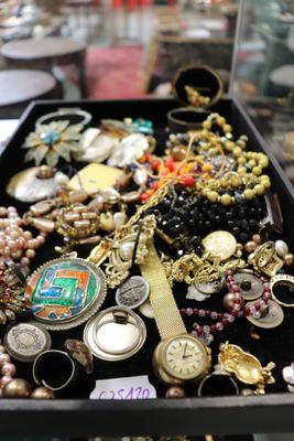 une vitrine contenant de nombreux types de bijoux différents