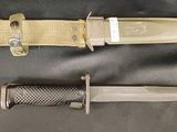 un couteau et un porte-couteau posés sur un tissu noir