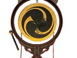 une horloge surmontée d'une couronne