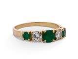 une photo d'une bague sertie de trois pierres, d'émeraudes et de diamants