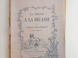 un vieux livre posé sur une table à côté d'un mur blanc