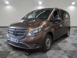 Le fourgon Mercedes est garé sur un sol à damier dans un garage.