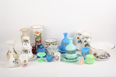 de nombreux types de vases et de bols sur la table