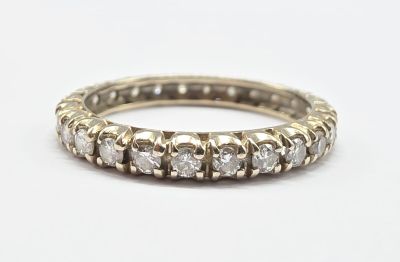 gros plan d'une bague en diamant sur une surface blanche