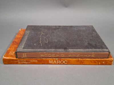 un vieux livre posé sur un support en bois, lui-même posé sur une table