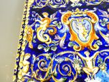 une boîte bleue et dorée sur laquelle figure l'image d'une femme