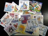 une pile de timbres et de cartes postales posée sur une table