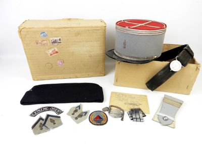 une boîte d'objets posés sur une table