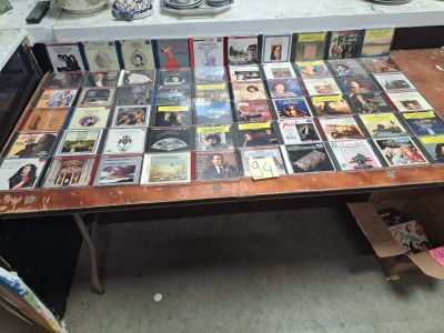 une table sur laquelle sont posés de nombreux CD