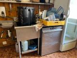 une cuisine équipée d'un évier, d'un réfrigérateur et d'autres éléments