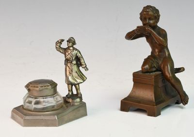 deux figurines représentant un garçon et une fille, posées sur un socle