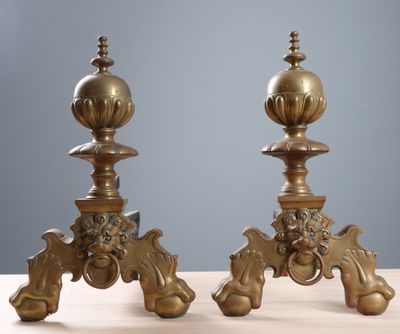 Paire de chenets en bronze et laiton, à décor de mufles de lion et bou - Photo 1