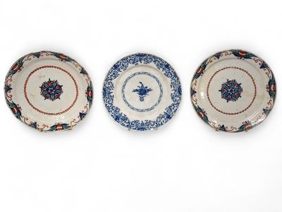 DELFT, XVIIIème siècle Suite de trois assiettes, dont une pa…