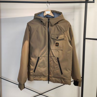 une veste marron accrochée à un porte-manteau dans une pièce
