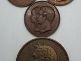 un ensemble de trois pièces de cuivre représentant les portraits de deux hommes et d'une femme