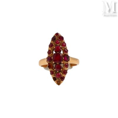 une image représentant une bague en or sertie de pierres rouges