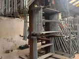 une grande structure métallique en cours de construction dans un bâtiment