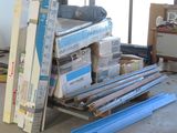 une pile de cartons posée sur une palette au milieu d'une pièce
