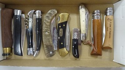de nombreux types de couteaux différents dans une boîte