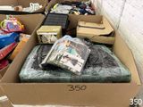 une boîte en carton contenant toutes sortes d'objets