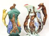 deux vases ornés d'animaux, placés l'un à côté de l'autre