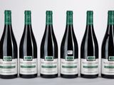 six bouteilles de vin rouge alignées